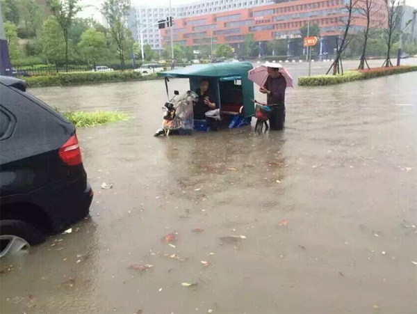 郑州暴雨水深及腰 民众手拉手搭人桥郑州暴雨引发水深危机，民众团结一心搭人桥渡难关