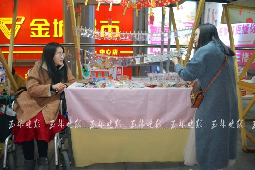 双腿截肢女子夜市摆摊成“团宠”双腿截肢女子夜市摆摊成团宠，坚韧不拔的励志故事与社会的温暖关怀