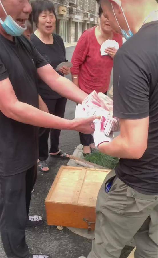 大爷摆摊自称送20万现金 当地回应大爷摆摊自称送20万现金，当地回应与公众热议的背后故事